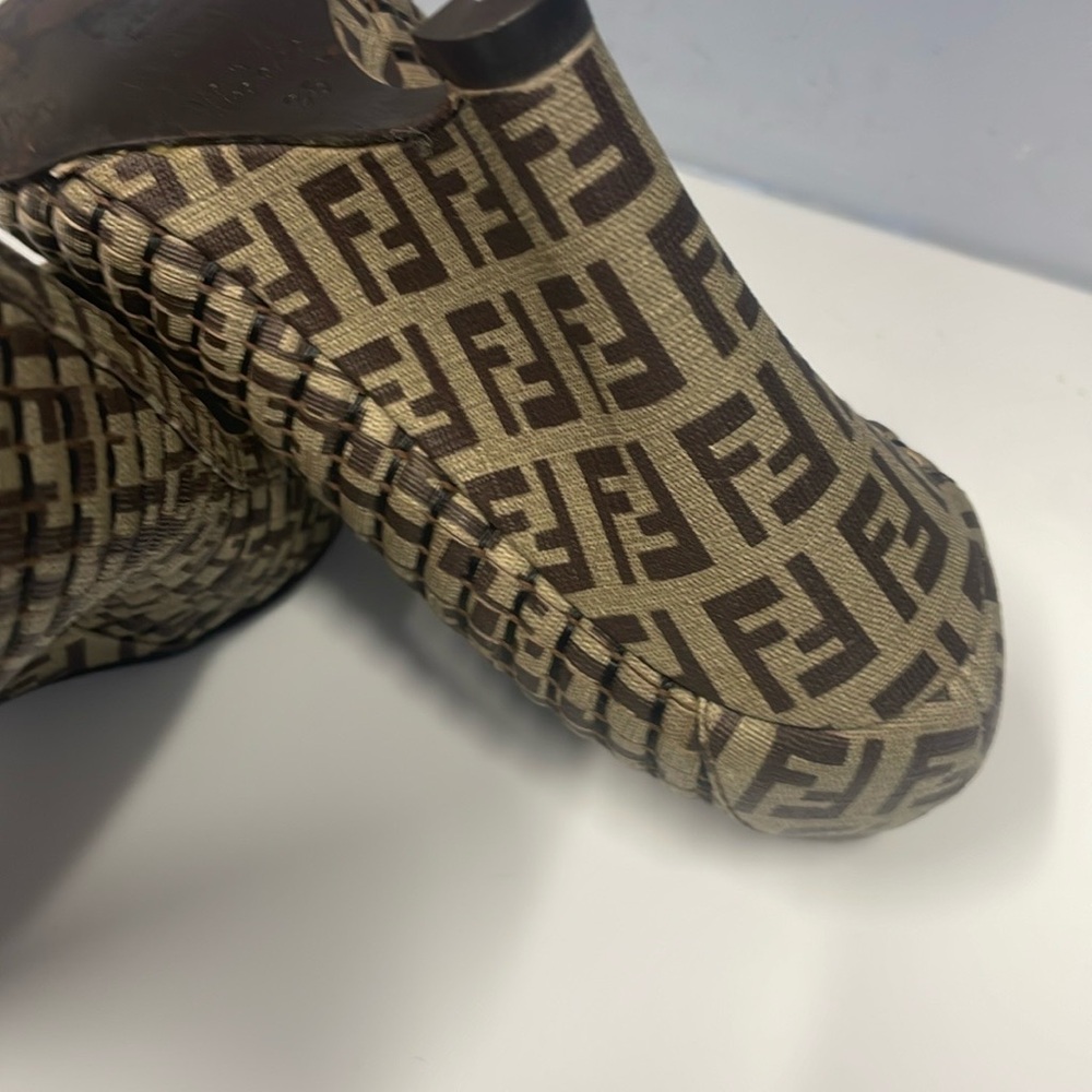 FENDI Women's Black and Tan Pumps. Size 5 - Picture 9 of 11